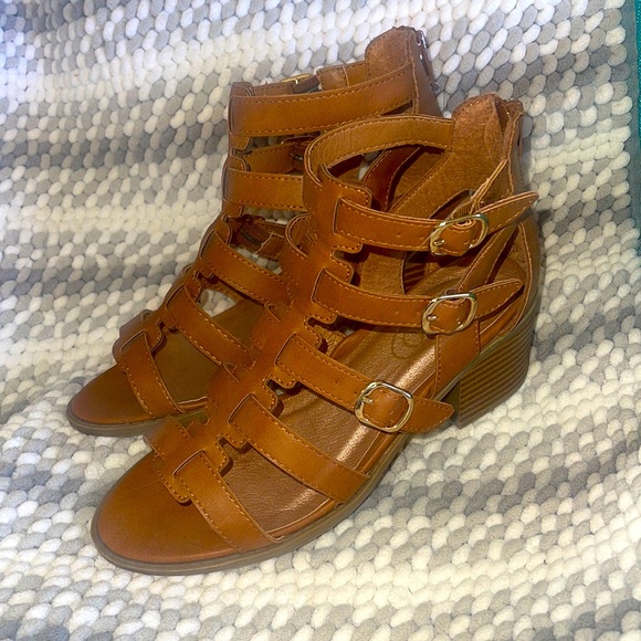 Gladiator 3/20$ Size 4. NWOT🍭 - Picture 1 of 6